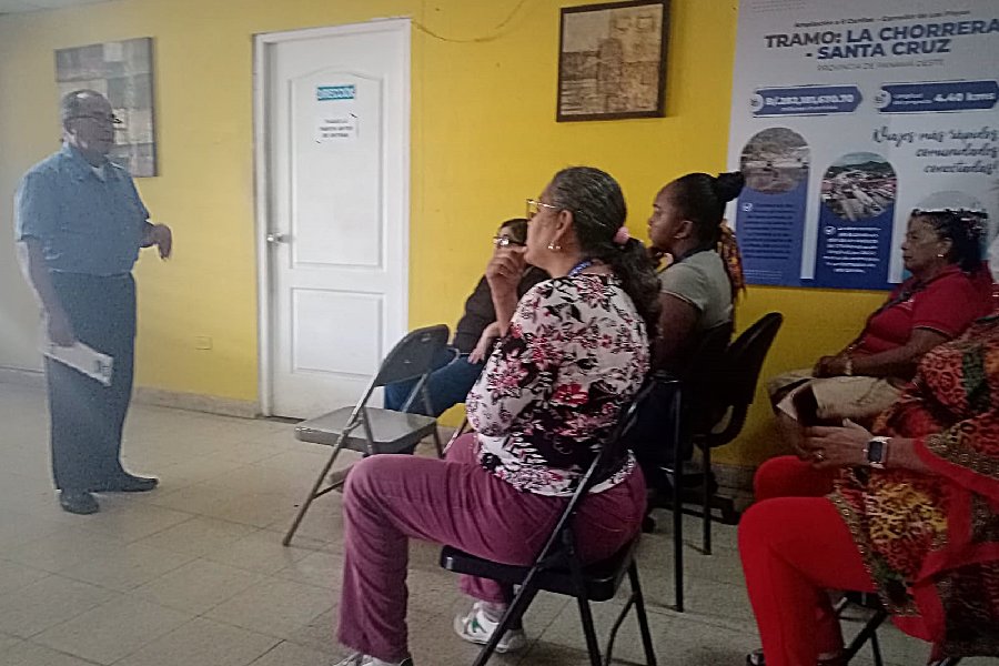Participantes durante el taller Familia: Lugar de Encuentro y Formación de la Persona realizado en el MOP de La Chorrera.